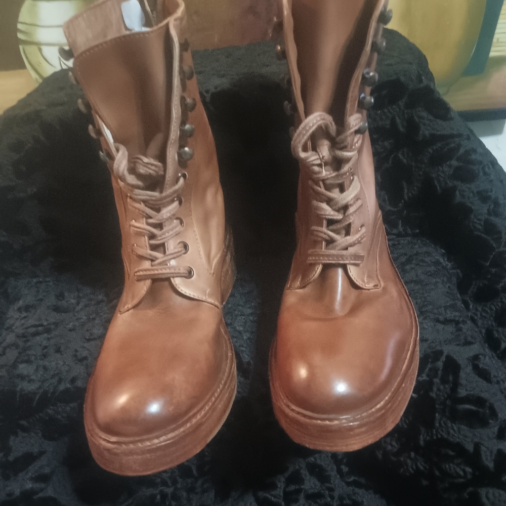 Ladies combat style boots. Beautiful color!
